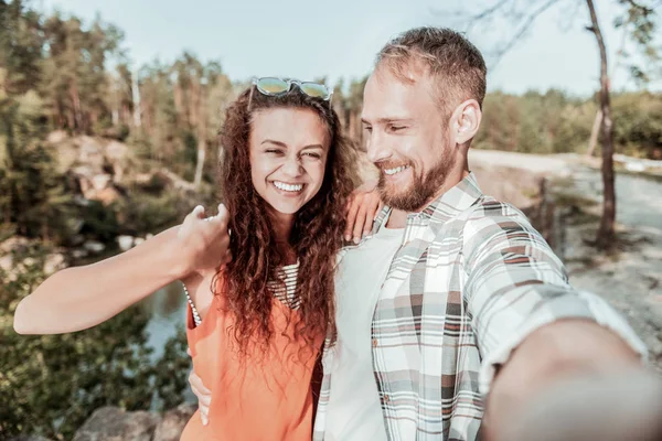 Skrattande Flickvän Lockigt Vackra Flickvän Klädd Orange Tröja Skrattar Samtidigt — Stockfoto