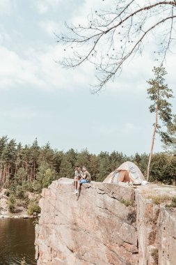 Aktif spor backpackers durdurma uçurumun Gölü yakınındaki sonra harika hissediyordum