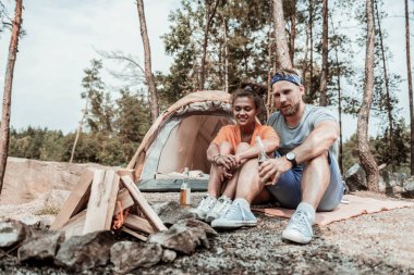 Seven çift akşam yangın yakın harcama yaparken bira içme backpackers