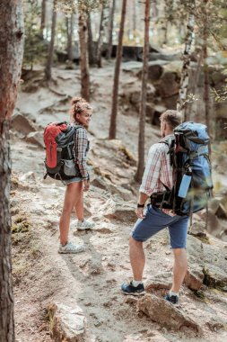 Birkaç kare gömlek ve iz hiking zevk spor ayakkabı giyen backpackers