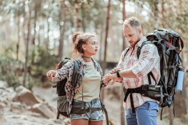 Adamla hiking gece karanlık orman süre kıvırcık kadın duygu endişeli