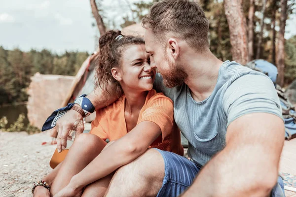 Lockiga flickvän känslan extremt glada spendera helgen med hennes man — Stockfoto