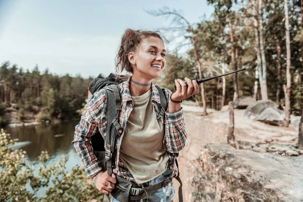 Sırt çantası ile hiking mutlu hissediyorum kısa denim şort giyen mutlu kadın — Stok fotoğraf