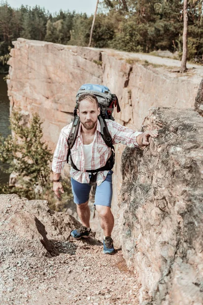 Randonneur en short et chemise carrée randonnée en montagne avec sac à dos — Photo