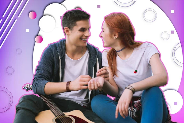 Młody mężczyzna siedzi z gitarą i dotykając ręką jego dziewczyna — Zdjęcie stockowe