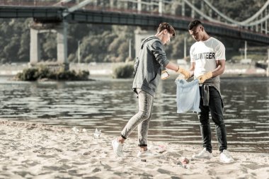 İki öğrenci gönüllü iş çöp temizleme yardım katılan