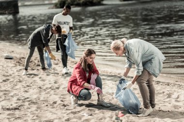 Bakım sarışın öğretmen öğrencilerinin plajda gönüllü yardım