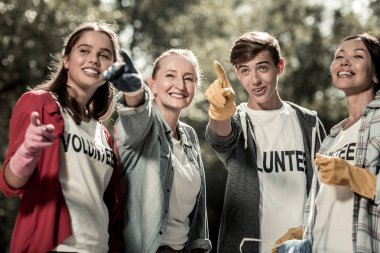 Öğrencileri ve öğretmenleri birlikte ormanda gönüllü ise aktif duygu