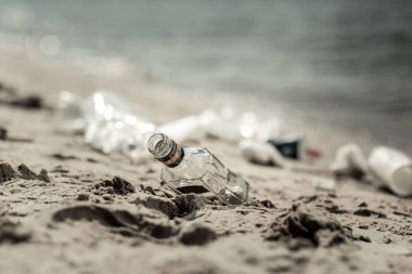 Boş bardak alkol şişe kum Nehri yakınında üzerinde döşeme yakın çekim