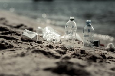 Nehri yakınında sorumsuz insanlar tarafından bırakılan boş plastik şişe yakın çekim