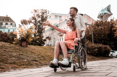 Meraklı adam kız arkadaşı uzaklık işaret ederken baktılar arıyor