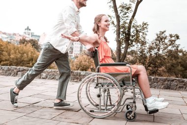 Engelli kızı tekerlekli iterek erkek özel duygu