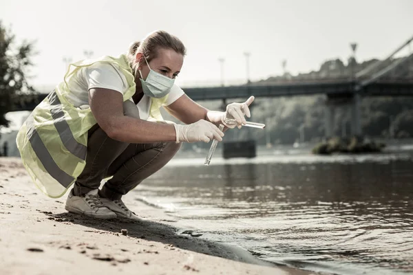 Inspektora sanitarnego, trzymając probówki podczas sprawdzania poziomu zanieczyszczenia wody — Zdjęcie stockowe