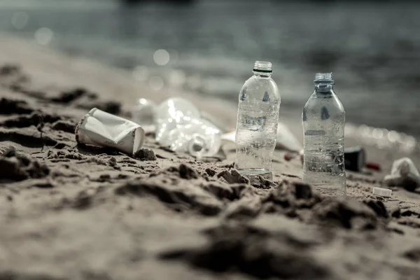 Primer plano de botellas de plástico vacías dejadas por personas irresponsables cerca del río —  Fotos de Stock