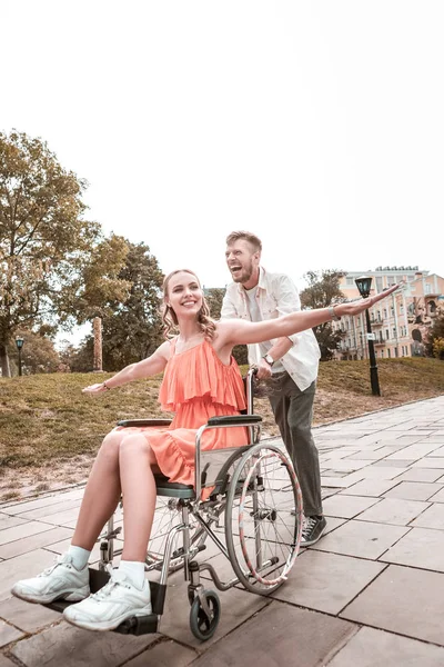 Pareja feliz sonriendo y disfrutando pasar tiempo en el parque — Foto de Stock