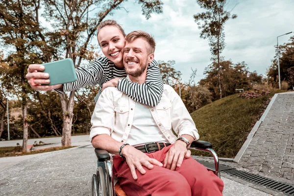Ρομαντικό ζευγάρι χαμογελώντας και λήψη selfie χαριτωμένο — Φωτογραφία Αρχείου