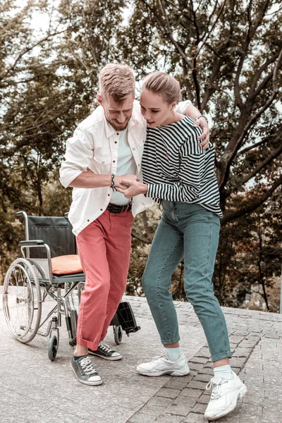 Tekerlekli sandalye ayağa kalkmaya çalışırken duygu acı Engelli adam — Stok fotoğraf