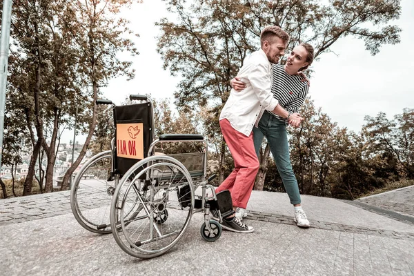 Homme handicapé faisant un premier pas et travailleur social l'aidant — Photo