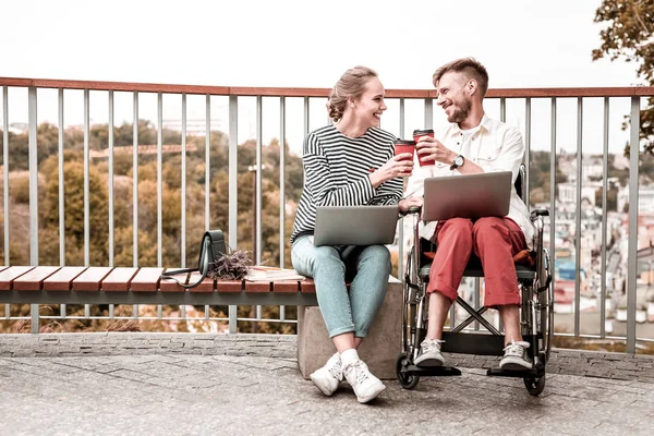 Alegre amigos golpeando vasos y disfrutando de su café — Foto de Stock