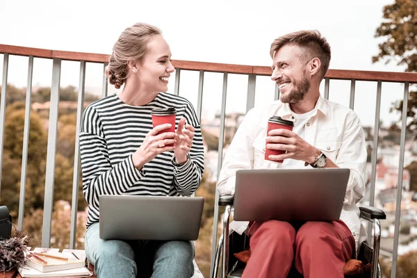 노트북과 함께 앉아서 그들의 커피를 즐기는 쾌활 한 프리랜서 — 스톡 사진