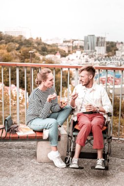 Çatık ve arkadaşıyla birlikte meyve yeme devre dışı dostum