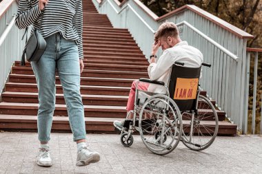 Engelli adam süre merdivenlerden önünde oturma depresif duygu
