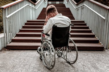 Merdivenlerden önünde oturan Engelli adam az ve öz görüntü