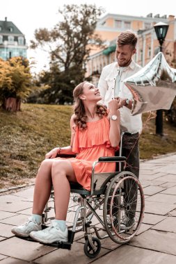 Tekerlekli sandalyede oturan ve sevgi dolu erkek arıyorum güzel kız