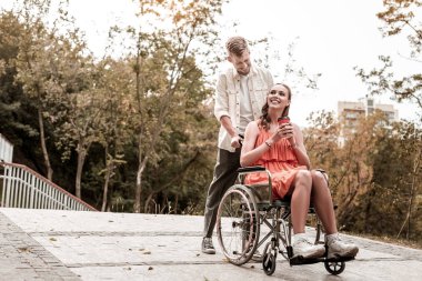 Engelli kız erkek arkadaşıyla parkta yürüyüş zevk