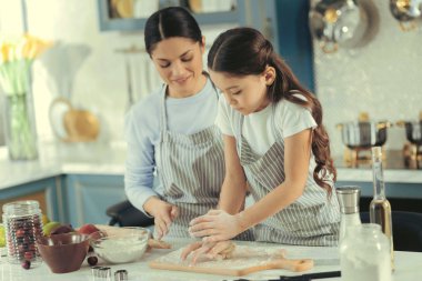 Güzel anne ve çocuk bir pasta pişirme