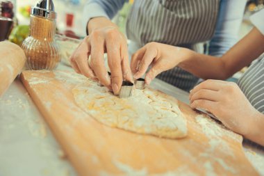 Anneler dersler. Annesi elinde kurabiye yapma çocuk öğretim yakın çekim