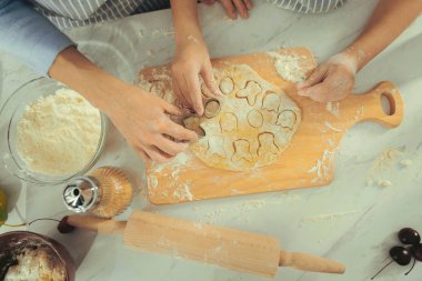 Çocukça el Anne yardım üstten görünüm