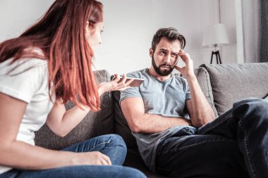 Kanepede oturan güzel sakallı adam