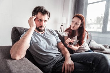 Smartphone vasıl işaret ponponsuz genç kadın