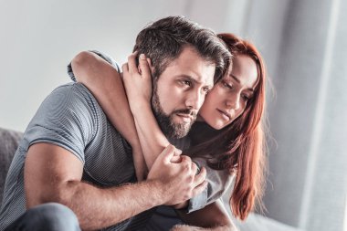 Sevgilisi ile birlikte oturan üzgün genç kadın