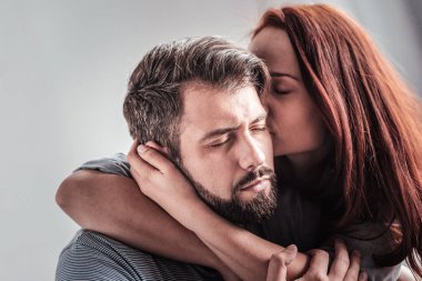 güzel bir genç kadın sevgilisi öpüşme