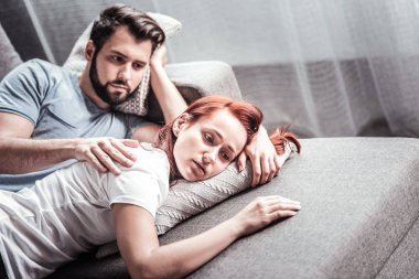 Güzel hoş kadın yatakta yatıyordu