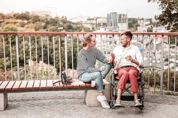 Duas pessoas se sentindo interessadas enquanto conversavam no parque — Fotografia de Stock