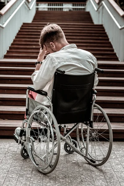 Hombre inválido cerrando los ojos y teniendo dificultades — Foto de Stock