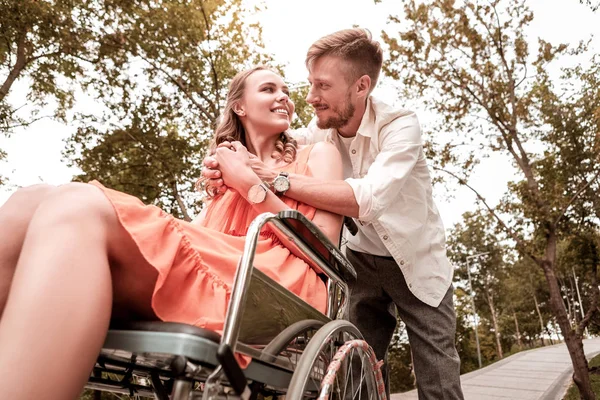 Behinderte Mädchen fühlen sich glücklich, während sie mit ihrem geliebten Mann zusammen sind — Stockfoto