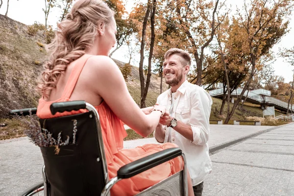 Boldog ember, egy térd állt, és így egy javaslat a barátnője — Stock Fotó