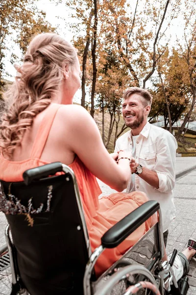 Mutlu insan dizimin üstüne durup onunla evlenmek onun kız arkadaşı sormak — Stok fotoğraf