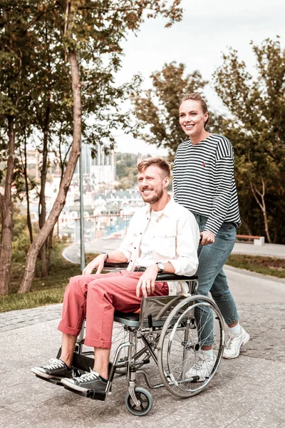 Jonge man een gerust gevoel terwijl het besteden tijd met vriendin uitgeschakeld — Stockfoto