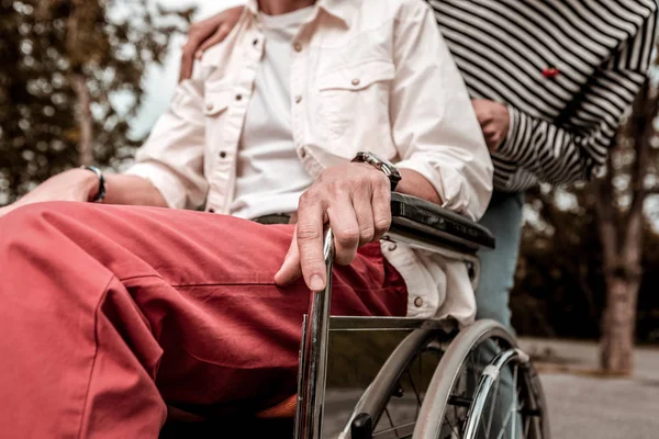 Close up van de man zitten in de rolstoel buitenshuis — Stockfoto