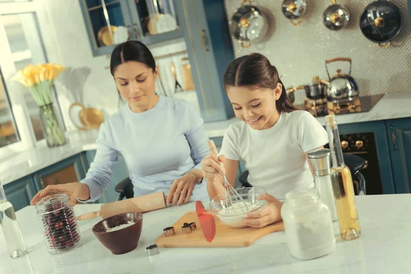 Söt liten tjej Vispa grädde för en tårta — Stockfoto