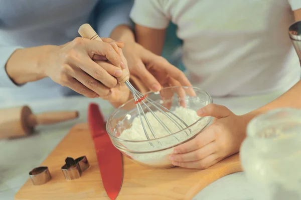 Primer plano de las manos de las madres batiendo algo en el plato —  Fotos de Stock