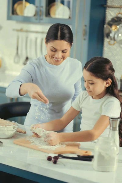 Wesoły matka i córka razem wyrabiania ciasta — Zdjęcie stockowe