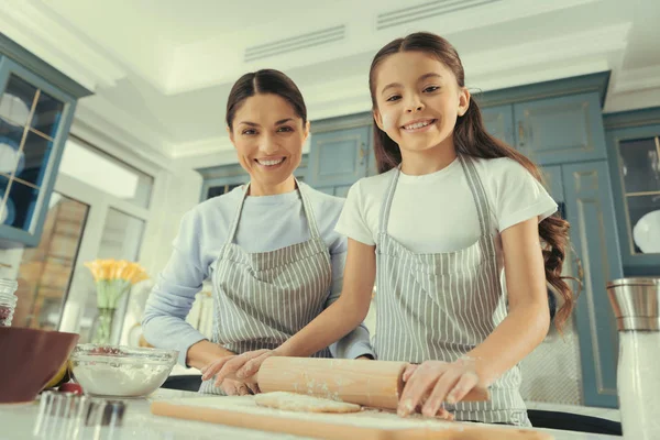 Sorrindo família amorosa fazendo padaria juntos na cozinha — Fotografia de Stock