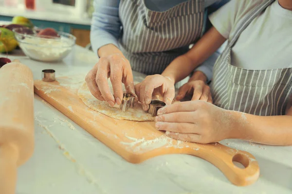 Close up de mulheres mãos fazendo biscoitos — Fotografia de Stock