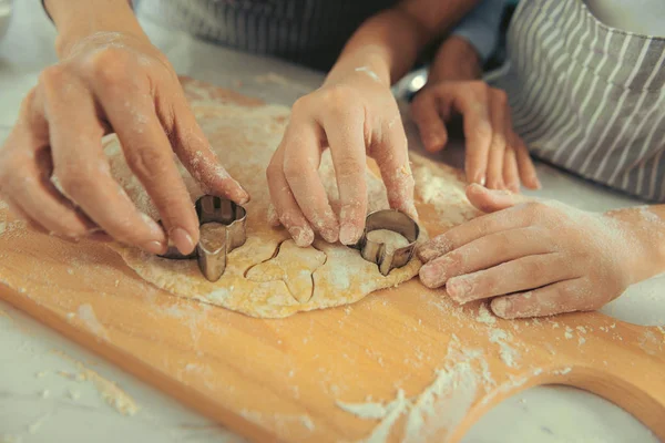 Madre trabajadora e hijo preparando pequeñas galletas —  Fotos de Stock